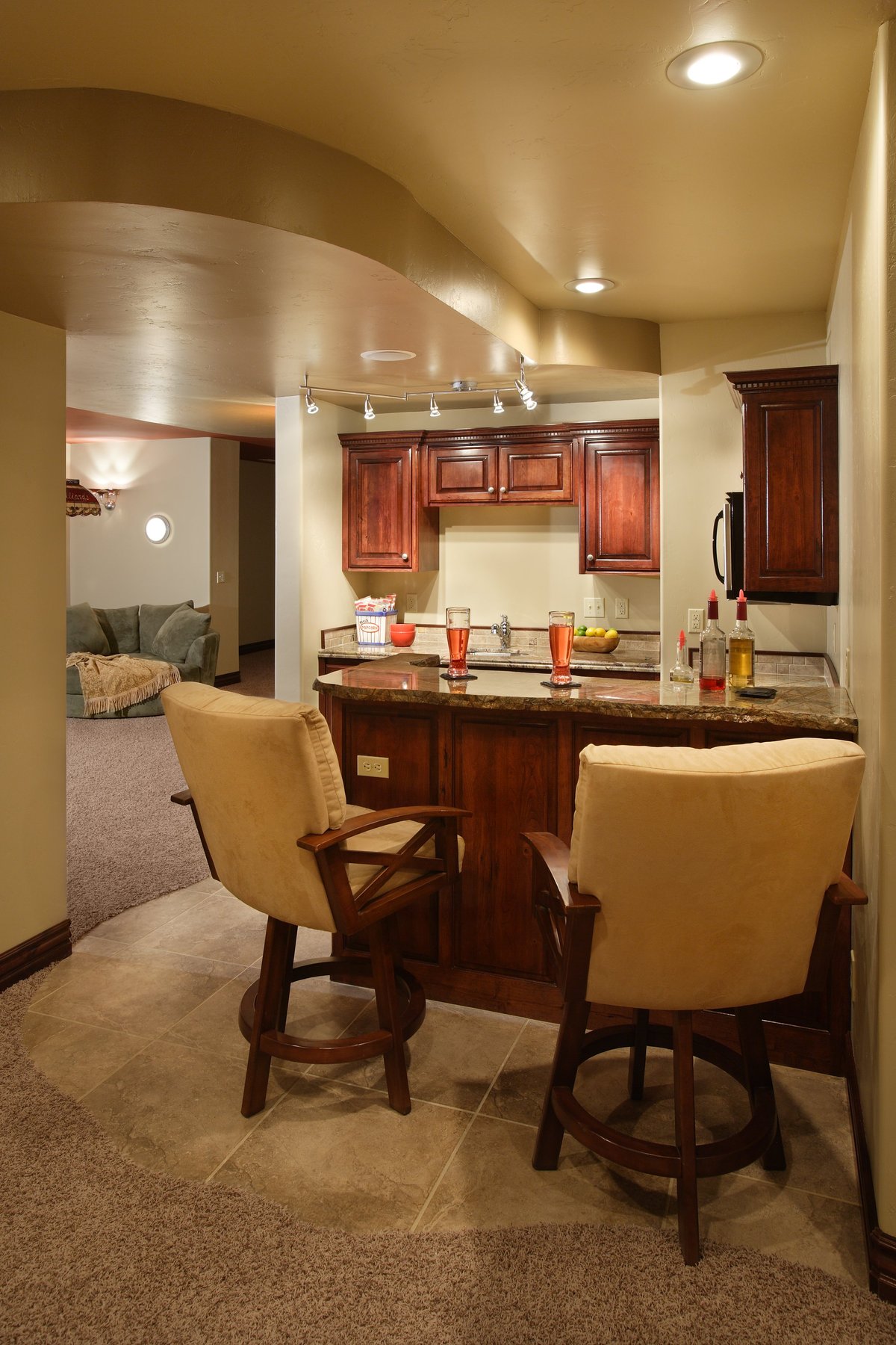 Finished basement wet bar in upscale home